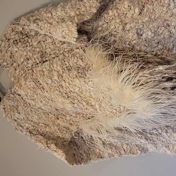 Thick fuzzy shawl with feather - Picture 8 of 11